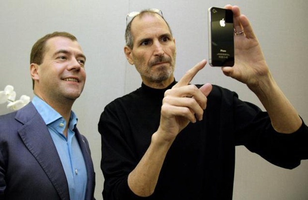 stiv dzhobs sovetuet derzhat iphone 4 v pravoj ruke libo  Стив Джобс рекомендует держать iPhone 4 в правой руке или брать изолятор